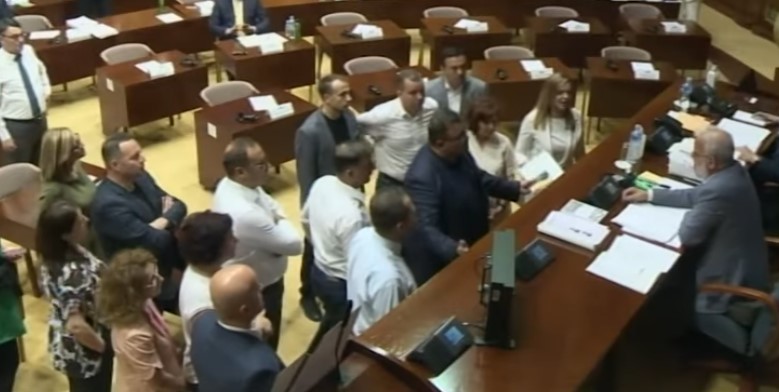 Петковски: Со навреди и заклучување врати во Собрание нема демократија