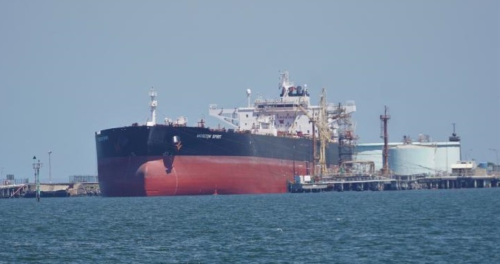Танкерот „Душата на Москва“ испорачува нафта од Емиратите во Европа