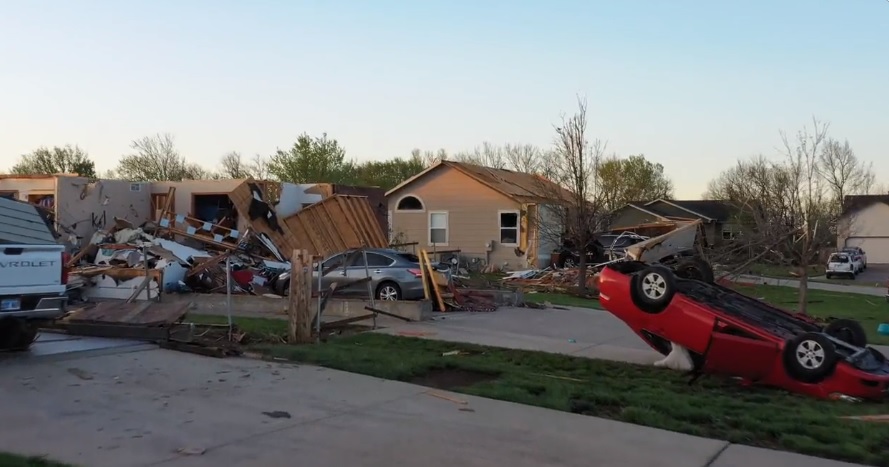Куќи и автомобили летаат како пердуви под ударот на торнадото во Канзас