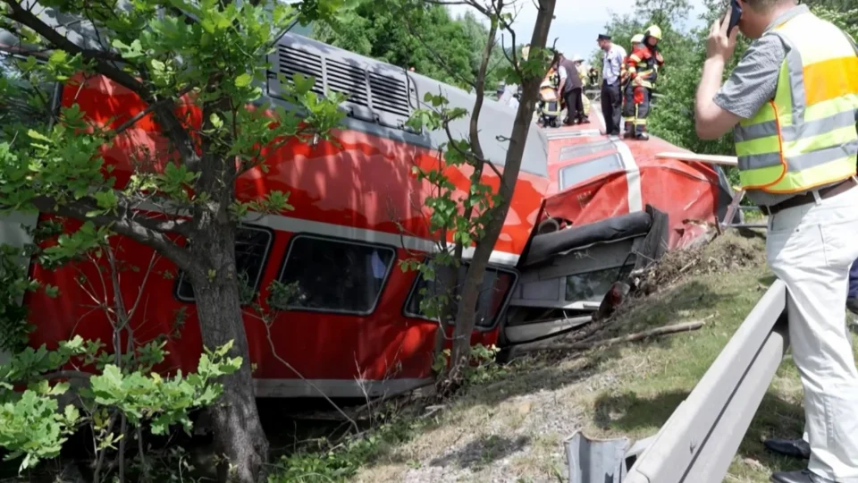 Железничка несреќа во Германија, најмалку тројца загинати, 60 повредени