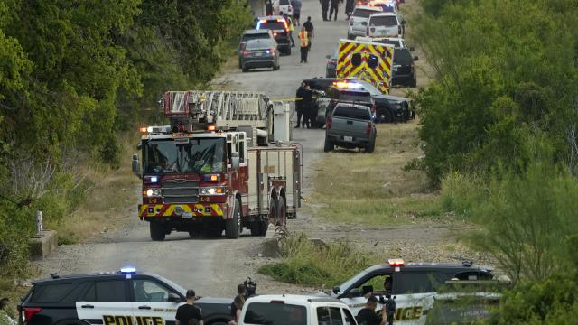 Бројот на починати мигранти во камион во Тексас се искачи на 50