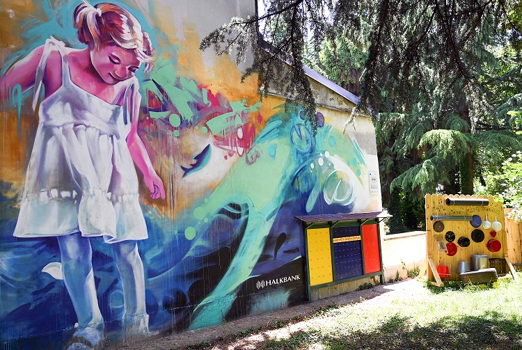 Мурал со љубопитно девојче кое ги прифаќа различностите насликан на ѕидот на охридското основно училиште „Григор Прличев“