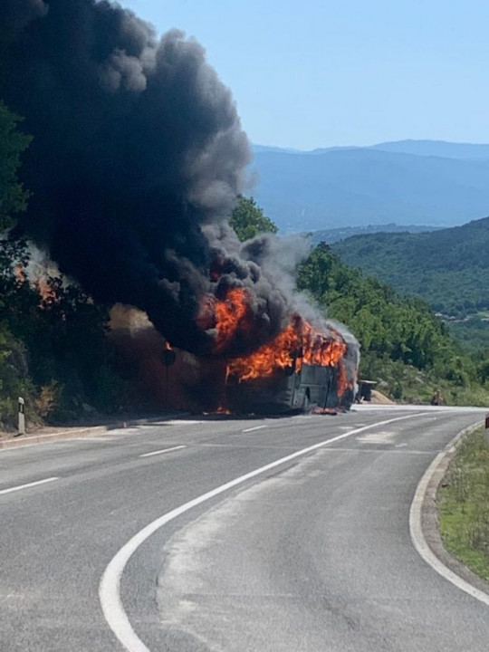 Во Хрватска се запали автобус со ученици кои оделе на екскурзија