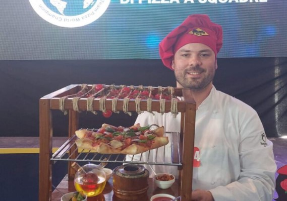 Рецепт од најдобриот пица мајстор во светот: Во Италија хит е пица со растресени чварки и ајвар