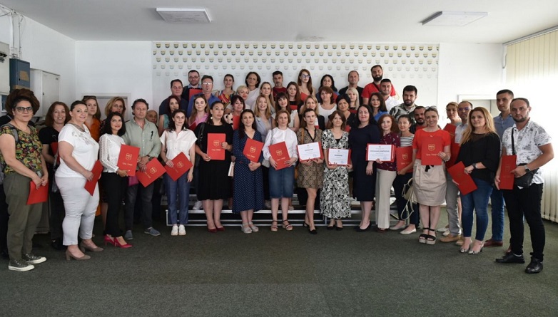 Градоначалничката Арсовска додели признанија и награди за наставниците од скопските средни училишта