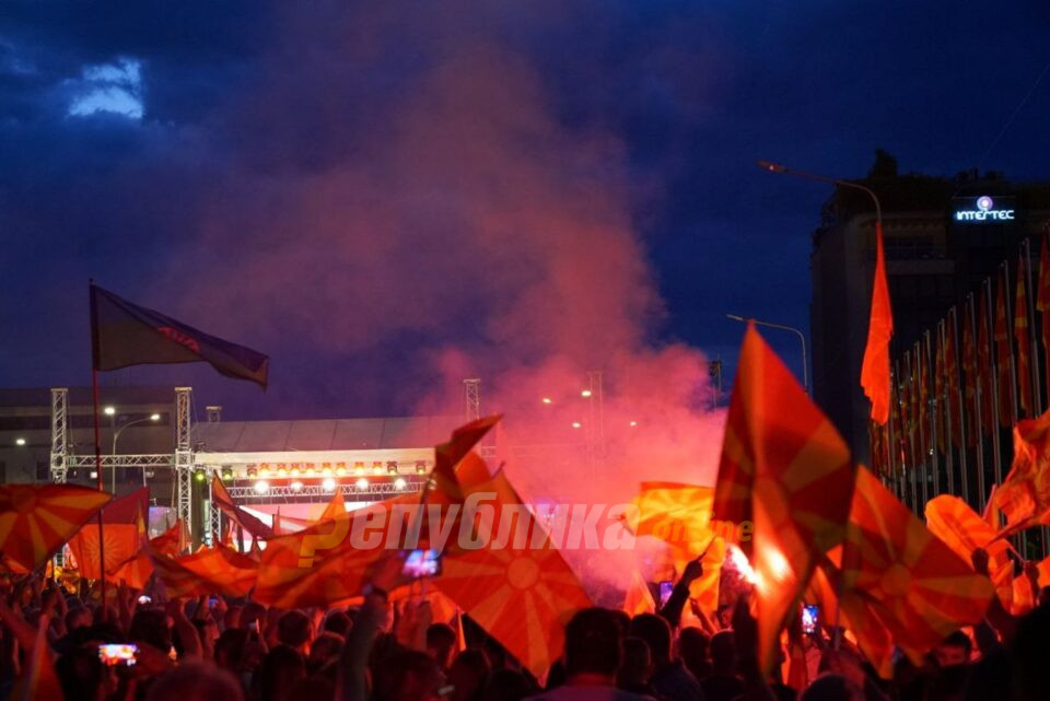 АНСА: Илјадници поддржувачи на ВМРО ДПМНЕ побараа предвремени избори во Македонија