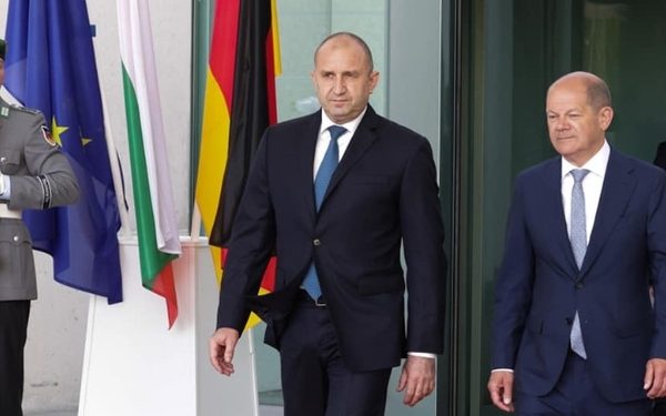 Радев барал од Шолц ЕУ да гарантира дека Бугарите ќе влезат во македонскиот устав