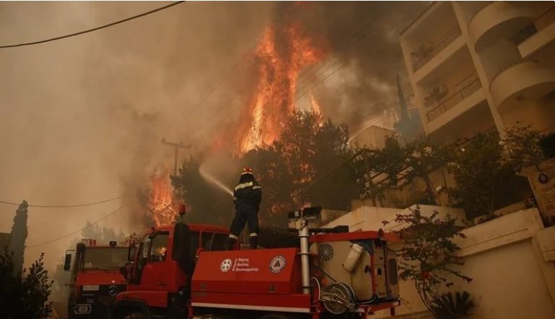 Локализиран е огромниот пожар во близина на Атина, гореа згради и автомобили
