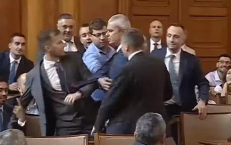 Овој е идиот, ќе му го скршам носот! Напната атмосфера во бугарското Собрание
