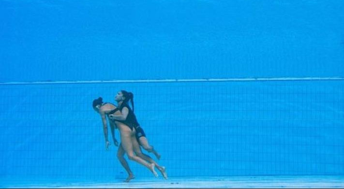 Американска пливачка се онесвести и потона на дното од базенот, нејзиниот тренер ја спаси од давење