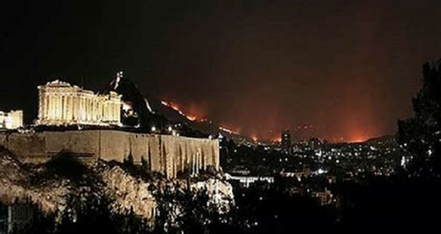 Чадот од пожарот во Атина стигна речиси до Крит