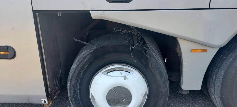 Пукна гума на автобус кој се движел кон Гостивар
