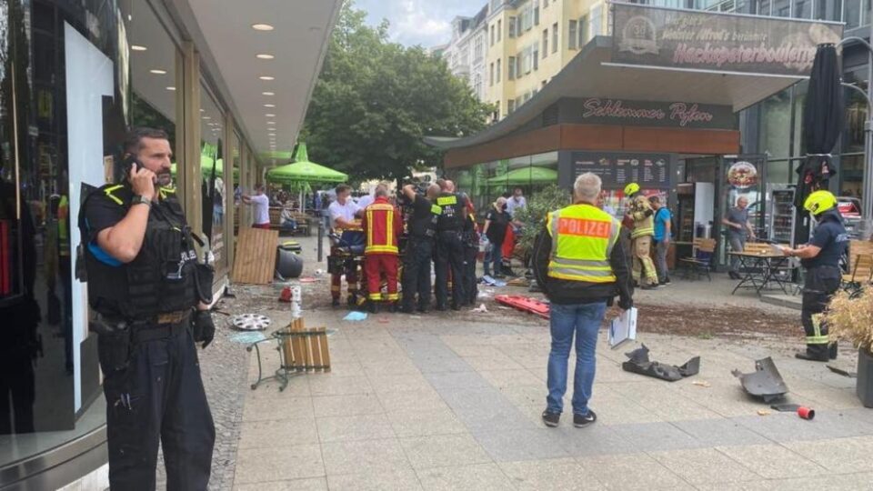 Автомобил во Берлин влетал во толпа луѓе, има жртви и повеќе од 10 повредени