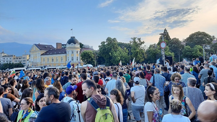 Над 3.000 бугарски граѓани изразија поддршка за владата на Петков