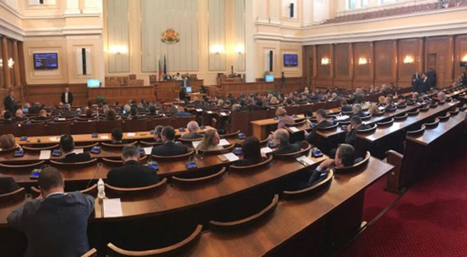 Захариева кажа стоп: Одложена седницата во бугарското Собрание за „францускиот предлог“