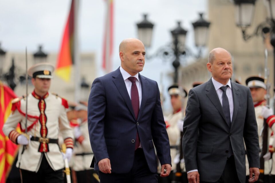 Германскиот канцелар со највисоки воени почести пречекан пред Владата во Скопје