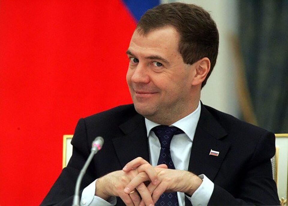 Медведев: Обидот да се ограничи цената на руската нафта може да ја крене до 300 до 400 долари
