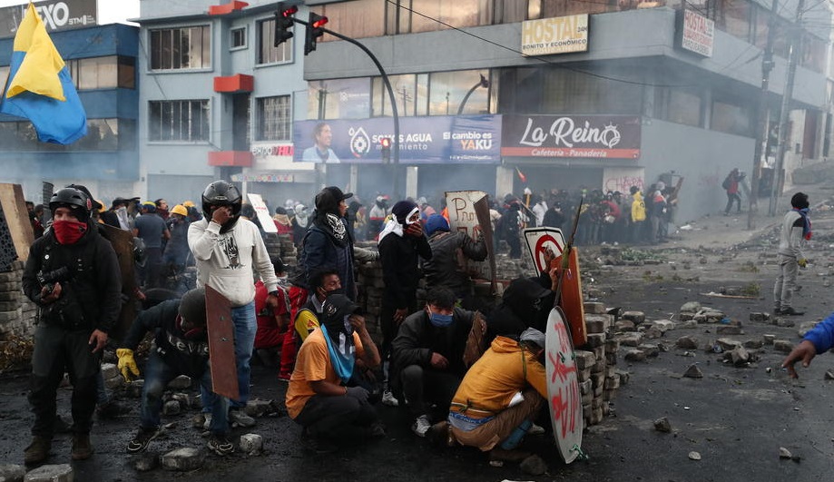 Едeн демонстрант убиен и десетици повредени при протести на домородните народи во Еквадор
