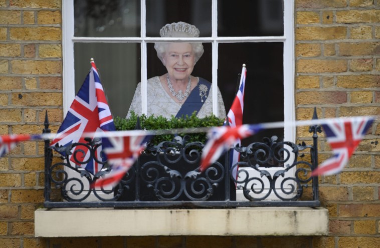 Кралицата Елизабета Втора се појави на балконот на Бакингемската палата на последниот ден од прославата на платинестата годишнина
