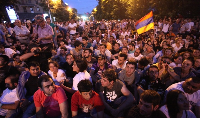 Најмалку 50 хоспитализирани при насилни протести во Ереван за статусот на Нагорно Карабах