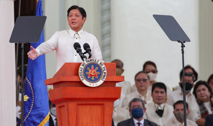 Синот на соборениот диктатор положи заклетва како нов претседател на Филипините