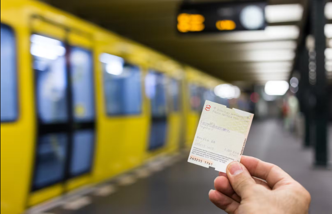 Ќе чини само девет евра: Германија пушти во употреба универзален билет за јавен транспорт