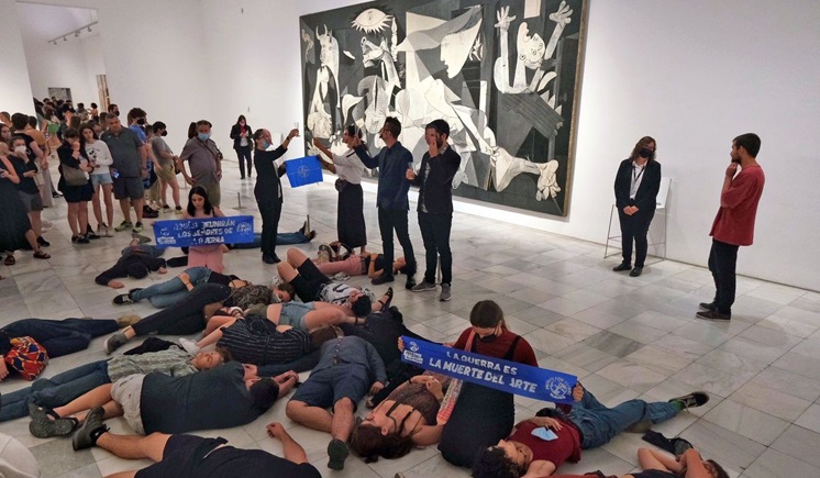 Анти-НАТО и антивоен протест пред Герника, сликата на Пикасо во музеј во Мадрид
