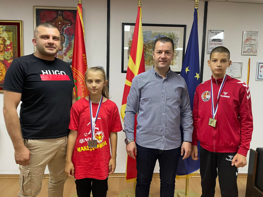 Парична награда од Гази Баба за младите балкански прваци во карате