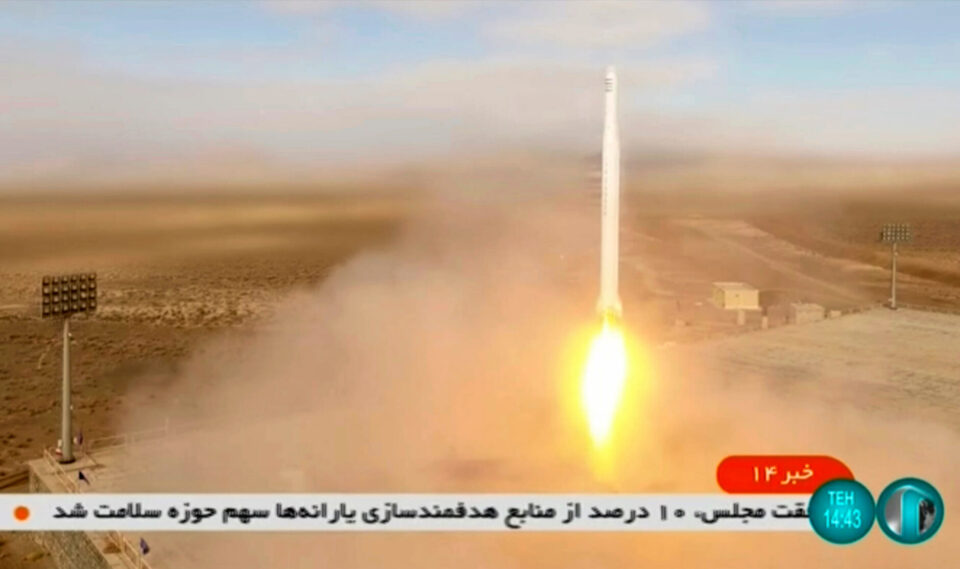 Иран лансирал ракета што носи сателит