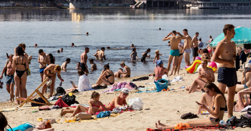 Киевци уживаат на градската плажа, во градот само полицискиот час е знак дека земјата е во војна