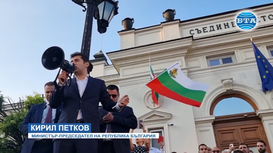 Петков со мегафон пред Парламентот: Нема да им ја предадеме државата на овие мафијаши
