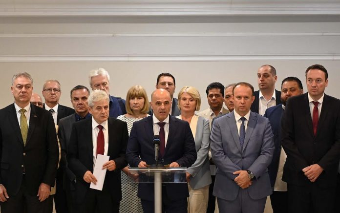ВМРО-ДПМНЕ: Скандал е тоа што политички лидери прават состаноци во Влада и ја партизираат