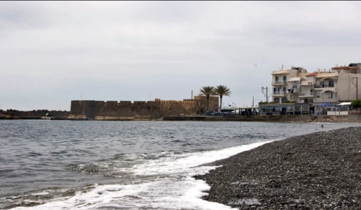 Хорор на Крит: 70-годишен Британец ја силувал сопствената ќерка на напуштена плажа