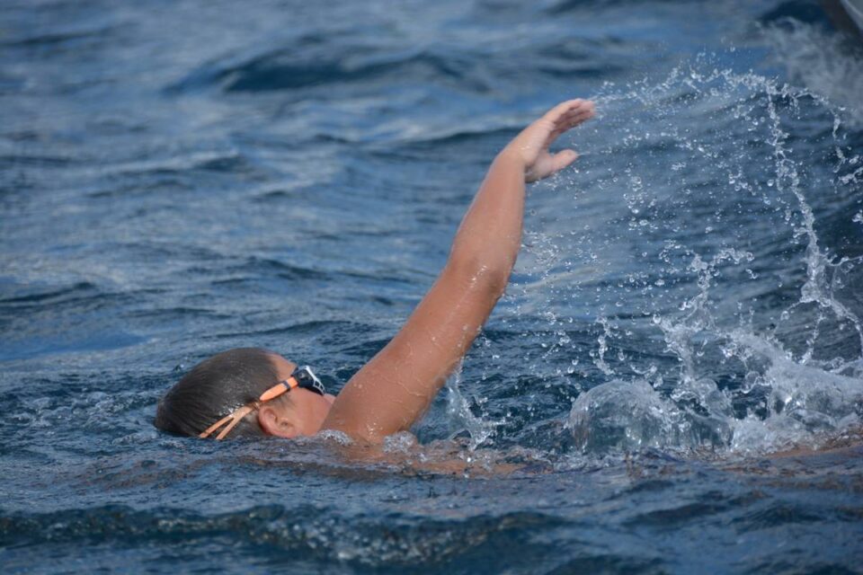 Младиот Марко Пејчиновски третпат овој месец го преплива Охридското Езеро