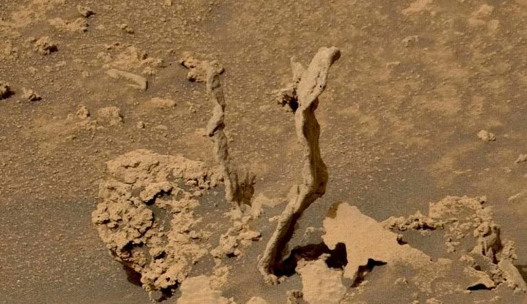 Чудни камени кули фотографирани на Марс