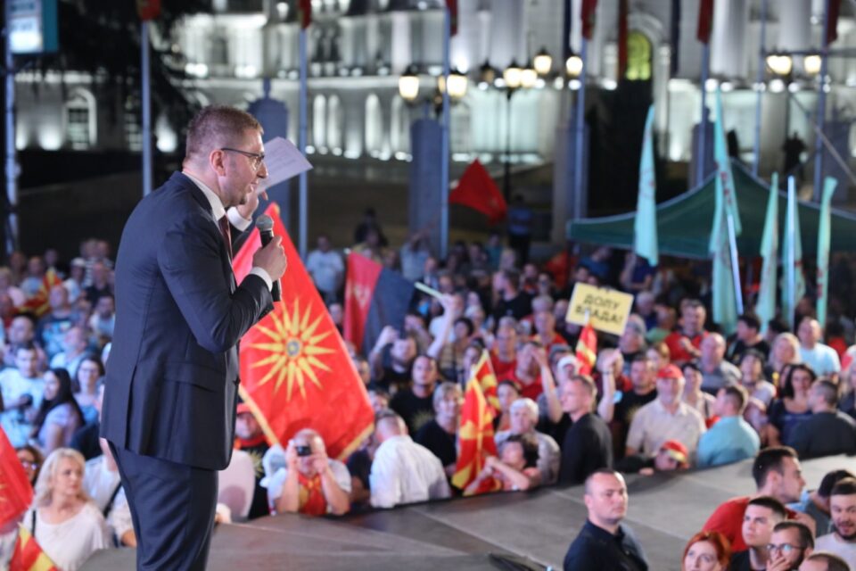 Мицкоски до десницата: Кој ви е подобра опција – оваа власт која донесе предавства или ВМРО која се бори против тие предавства?!