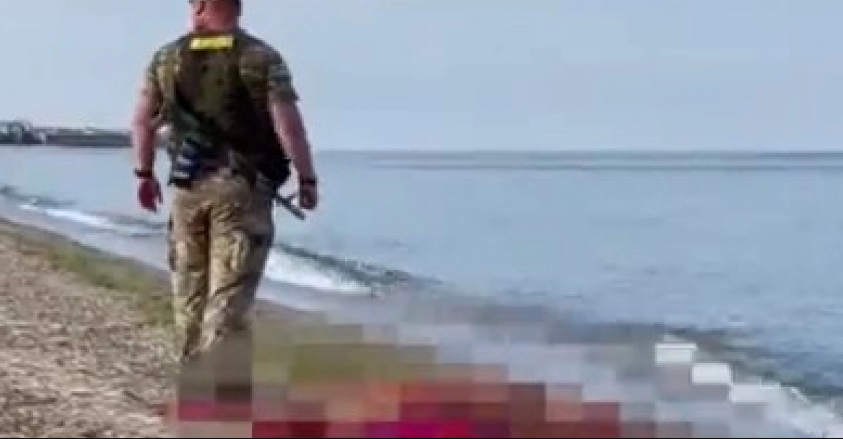 Човек разнесен од морска мина додека пливал на плажа во Одеса (вознемирувачко видео)
