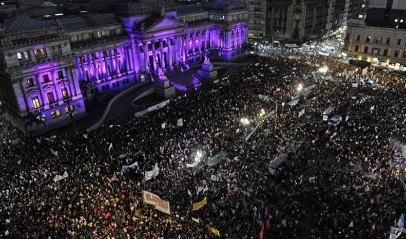 Илјадници маршираа во Буенос Аирес против семејното насилство и убиствата на жени
