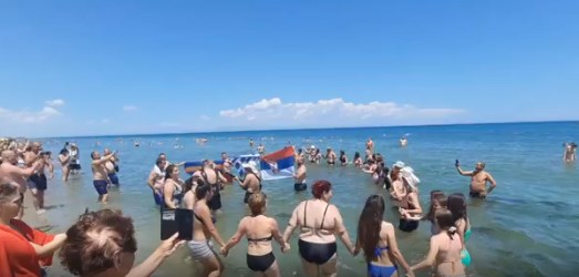 Останатите гости се „крстат“: Српски туристи во Паралија играа оро во море