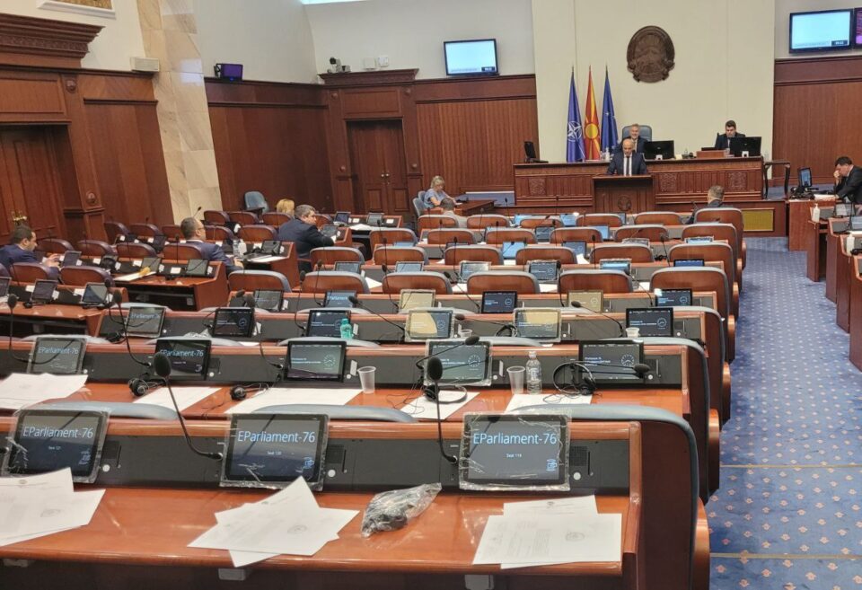Ни пратениците од СДСМ не го слушаат – Ковачевски збори пред празна сала