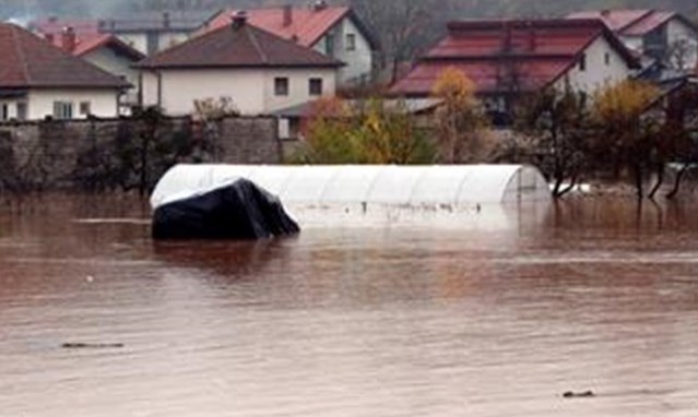 Во Долнени поплавени објекти од атмосферски води, откако по изградба на пат не можат да истекуваат