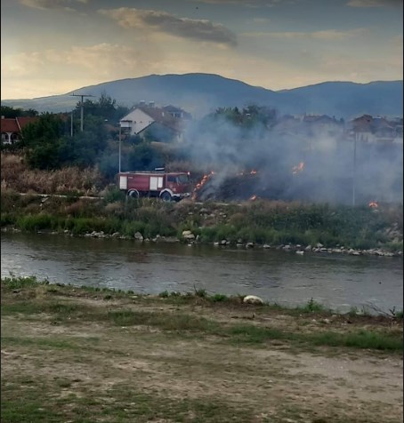 Пожар во Злокуќани, гори покрај кејот