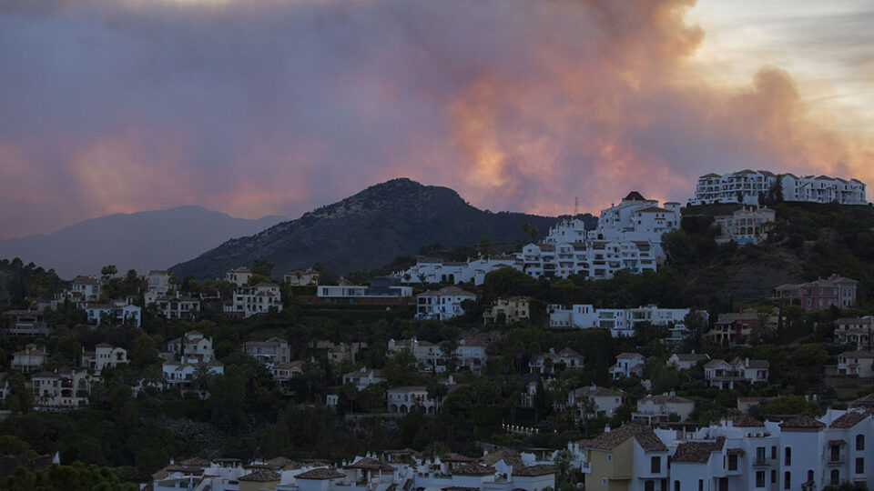 Голем пожар во туристички регион на Шпанија, евакуирани над 3.000 лица