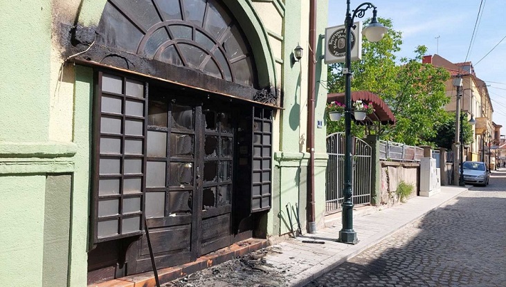 Изгорени влезната врата и натписот на бугарскиот клуб „Ванчо Михајлов“ во Битола