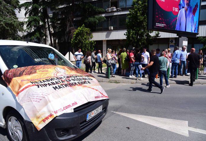 Вработените во Матично повторно на улица, раководството најавило дека ќе им се крати од плата