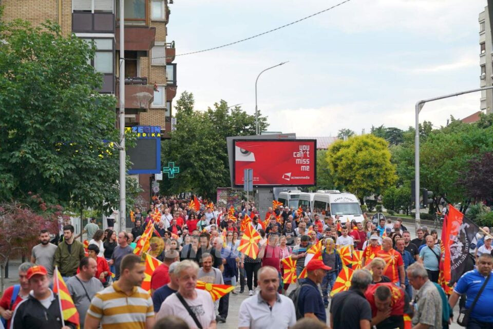 Фотогалерија – народ од Буњаковец се движи кон Влада со порака Премногу е!