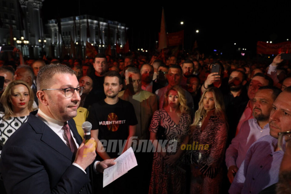 Mицкоски се симна меѓу народот: Maкедонија е тука, ја има