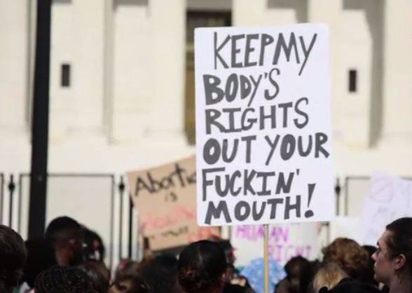 Забраната на абортус е голем чекор наназад и удар за човековите права на жените: Американците масовно излегуваат на протести