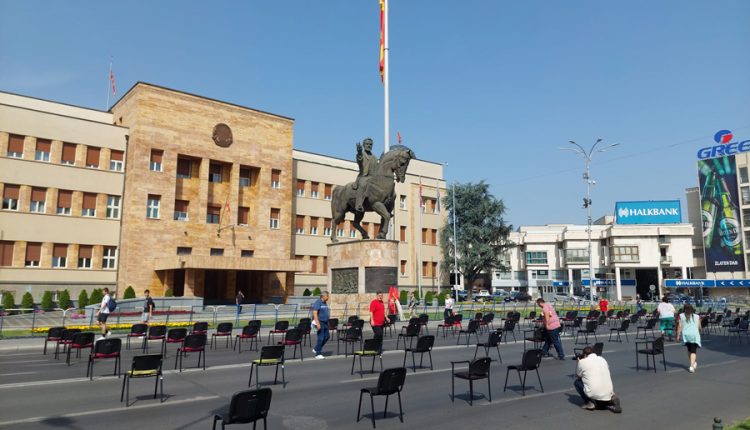 Синдикалците поставија 120 столчиња пред Собранието – бараат зголемување за 2.800 денари