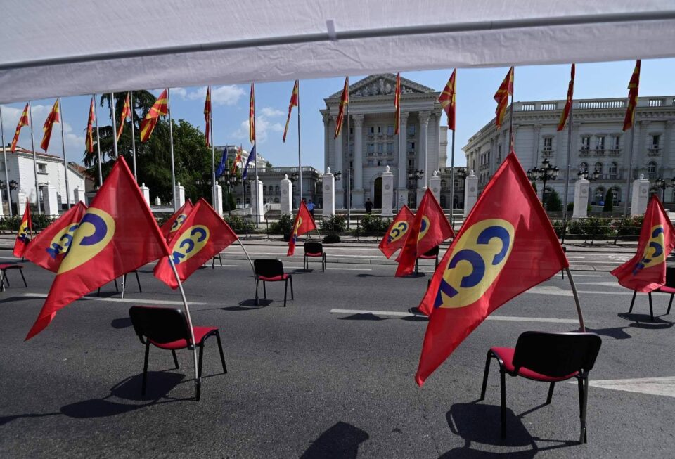 ВМРО-ДПМНЕ: Власта да прифати покачување на платите во јавниот сектор, пари има, но нека престанат со крадење